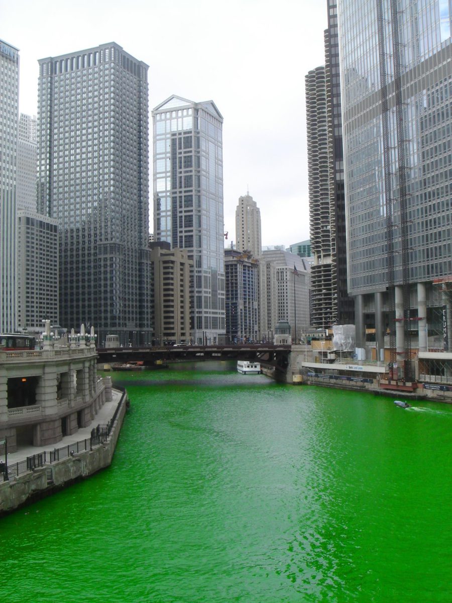 Chicago_River_dyed_in_green_for_Saint_Patrick_20070324_%282338704660%29